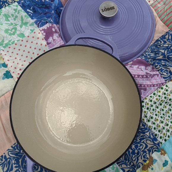 SOLD Lodge 7.5 Quart Lilac Dutch Oven - Picture 5 of 6